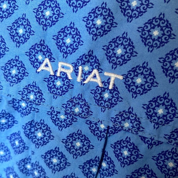 LIKE NEW ARIAT LONG SLEEVE SHIRT. Size L. Blue. EXCELLENT CONDITION. - Picture 9 of 12